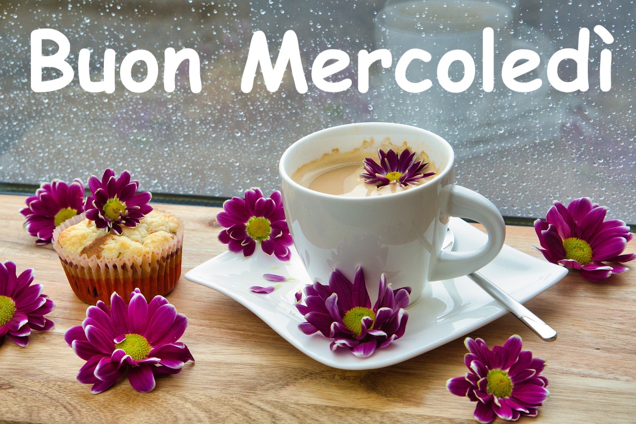una colazione con un caffè, un dolcetto e fiori viola dappertutto